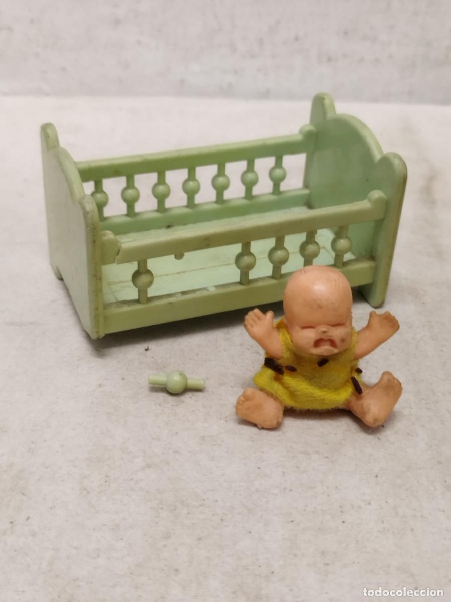 Figuras de Goma y PVC: Antiguo peque&ntilde;o mu&ntilde;eco de de un bebe con su cuna. La cuna con faltas.