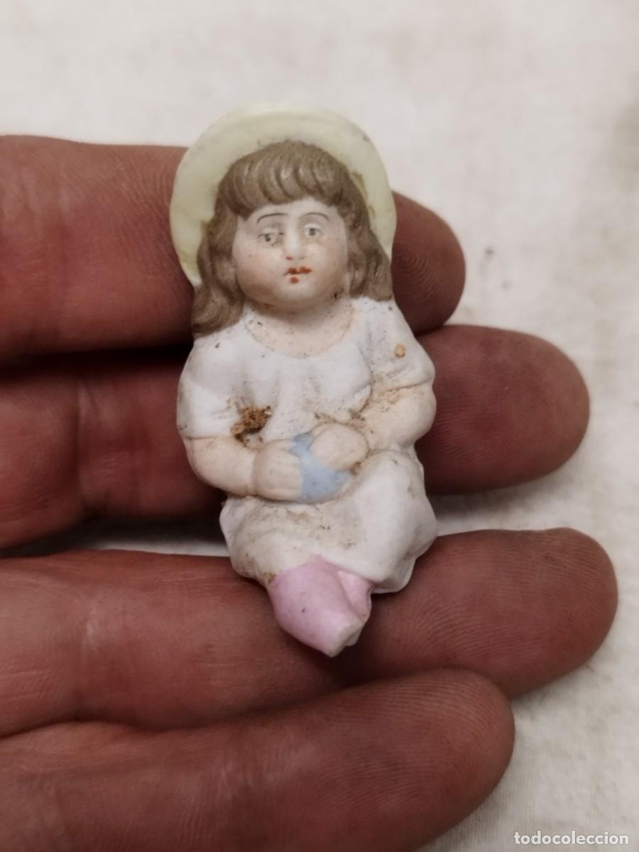 Figuras de Goma y PVC: Antigua peque&ntilde;a peque&ntilde;a figura de porcelana de una ni&ntilde;a con vestido y sombrero.