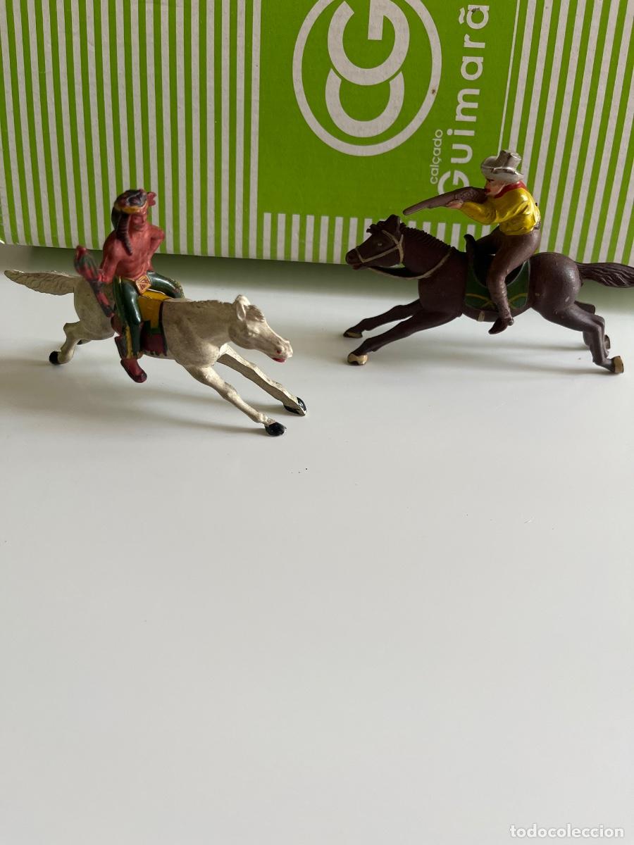 Figuras de Goma y PVC: Antiguo lote de indio y americano a caballo en goma. A&ntilde;os 50