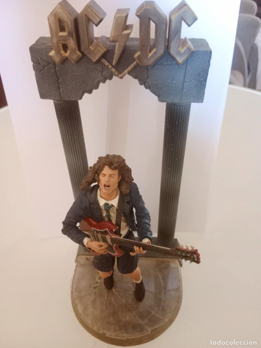 Figuras de Goma y PVC: FIGURA DE RESINA ANGUS YOUNG AC/DC