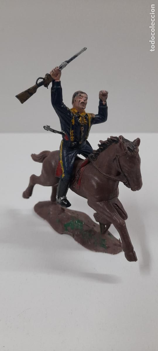 Figuras de Goma y PVC: SOLDADO FEDERAL HERIDO A CABALLO . DOS FIGURAS REAMSA . BATALLA LITTLE BIG HORN . ORIGINAL A&Ntilde;OS 60