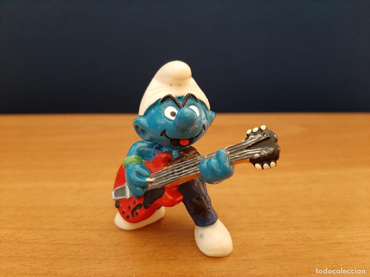 Figuras de Goma y PVC: PITUFO CON GUITARRA EL&Eacute;CTRICA - SCHLEICH