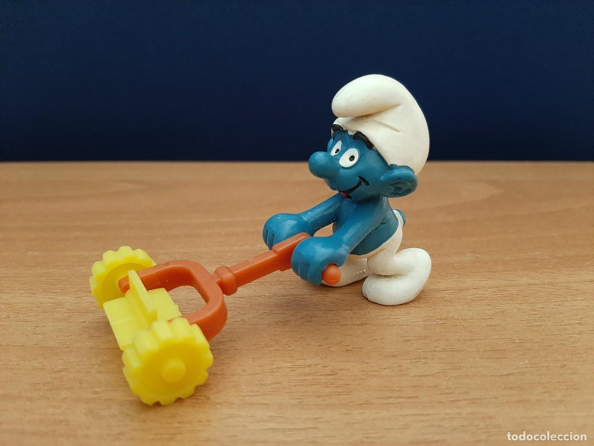 Figuras de Goma y PVC: PITUFO CON CORTAC&Eacute;SPED - SCHLEICH