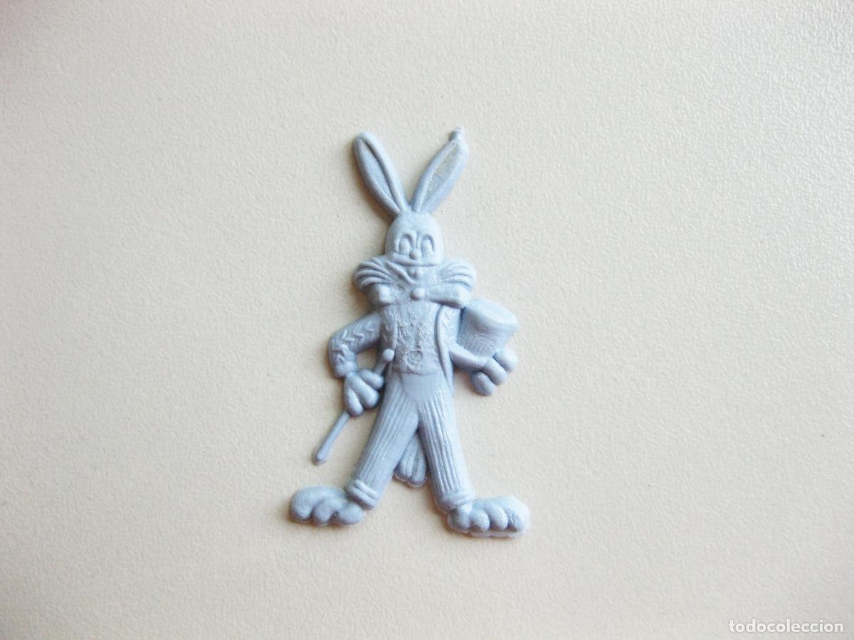 Figuras de Goma y PVC: PEQUE&Ntilde;A FIGURA DE PLASTICO PLANA DEL CONEJO DE LA SUERTE BUGS BUNNY