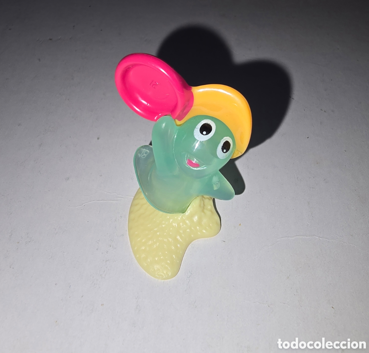 Figuras de Goma Kinder: Figura kinder Ferrero antigua fantasma transparente fluorescente playa verano mu&ntilde;eco colecci&oacute;n