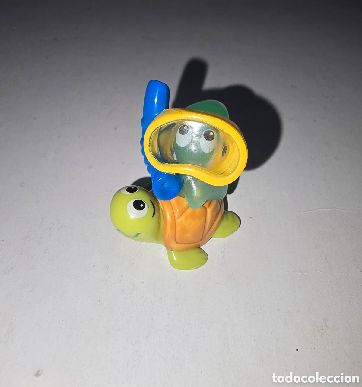Figuras de Goma Kinder: Figura kinder Ferrero antigua fantasma transparente fluorescente playa tortuga verano mu&ntilde;eco
