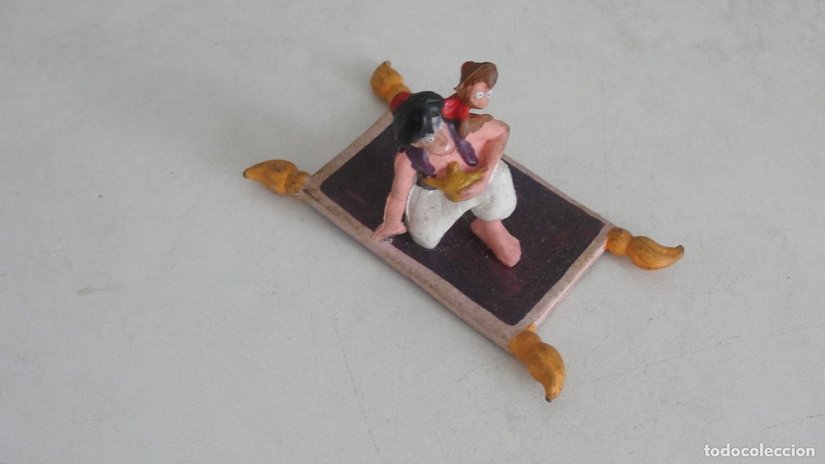 Figuras de goma y PVC: FIGURA ALADINO & ABU CON ALFOMBRA MAGICA - DISNEY - 8 CMS LARGO / 5 CMS ALTO - BUEN ESTADO