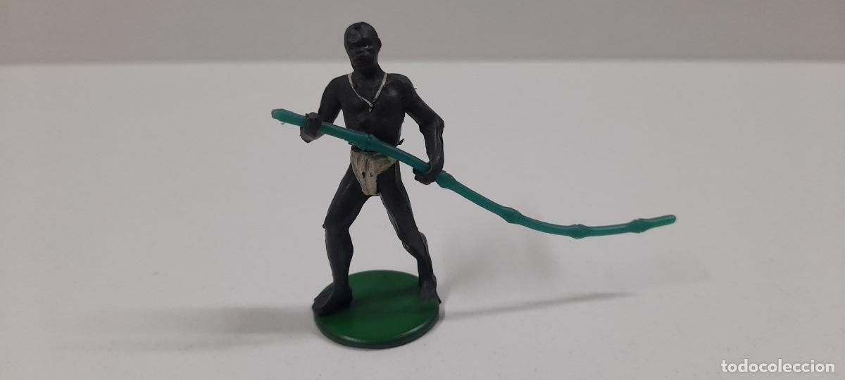Figuras de goma y PVC: GUERRERO AFRICANO - REMERO PARA BALSA . REALIZADO POR GAMA . SERIE SAFARI . A&Ntilde;OS 50 EN GOMA