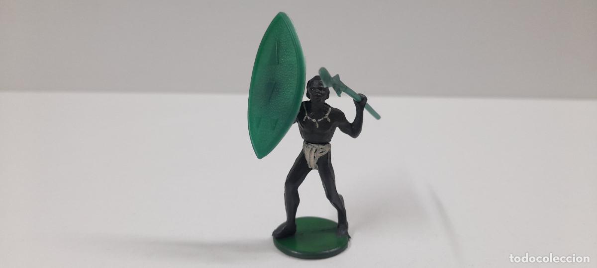 Figuras de goma y PVC: GUERRERO AFRICANO ESCUDO Y LANZA DESMONTABLES . REALIZADO POR GAMA . SERIE SAFARI . A&Ntilde;OS 50 EN GOMA