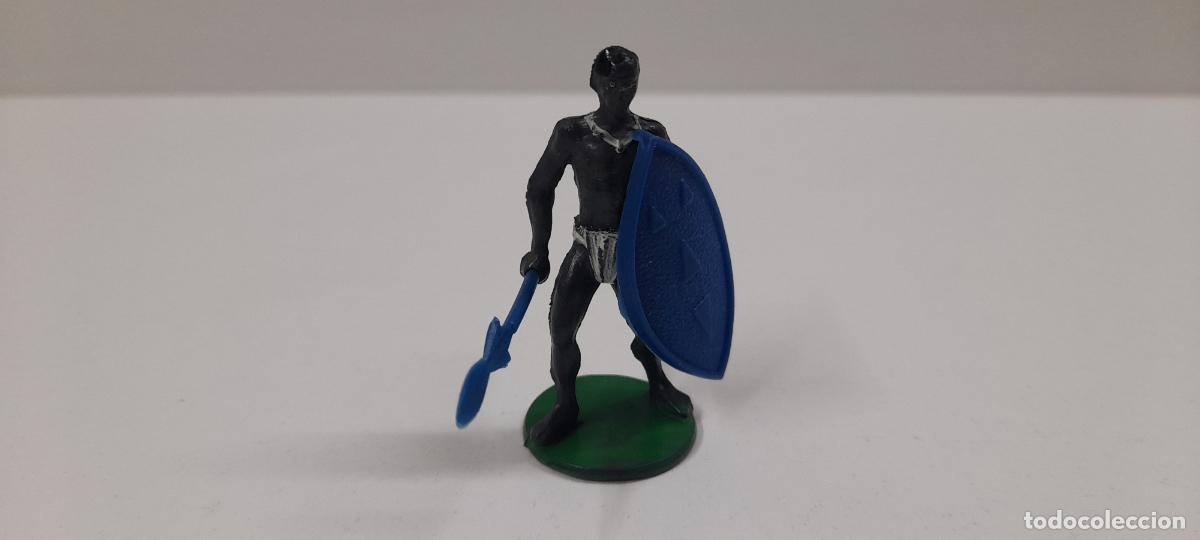 Figuras de goma y PVC: GUERRERO AFRICANO ESCUDO Y LANZA DESMONTABLES . REALIZADO POR GAMA . SERIE SAFARI . A&Ntilde;OS 50 EN GOMA