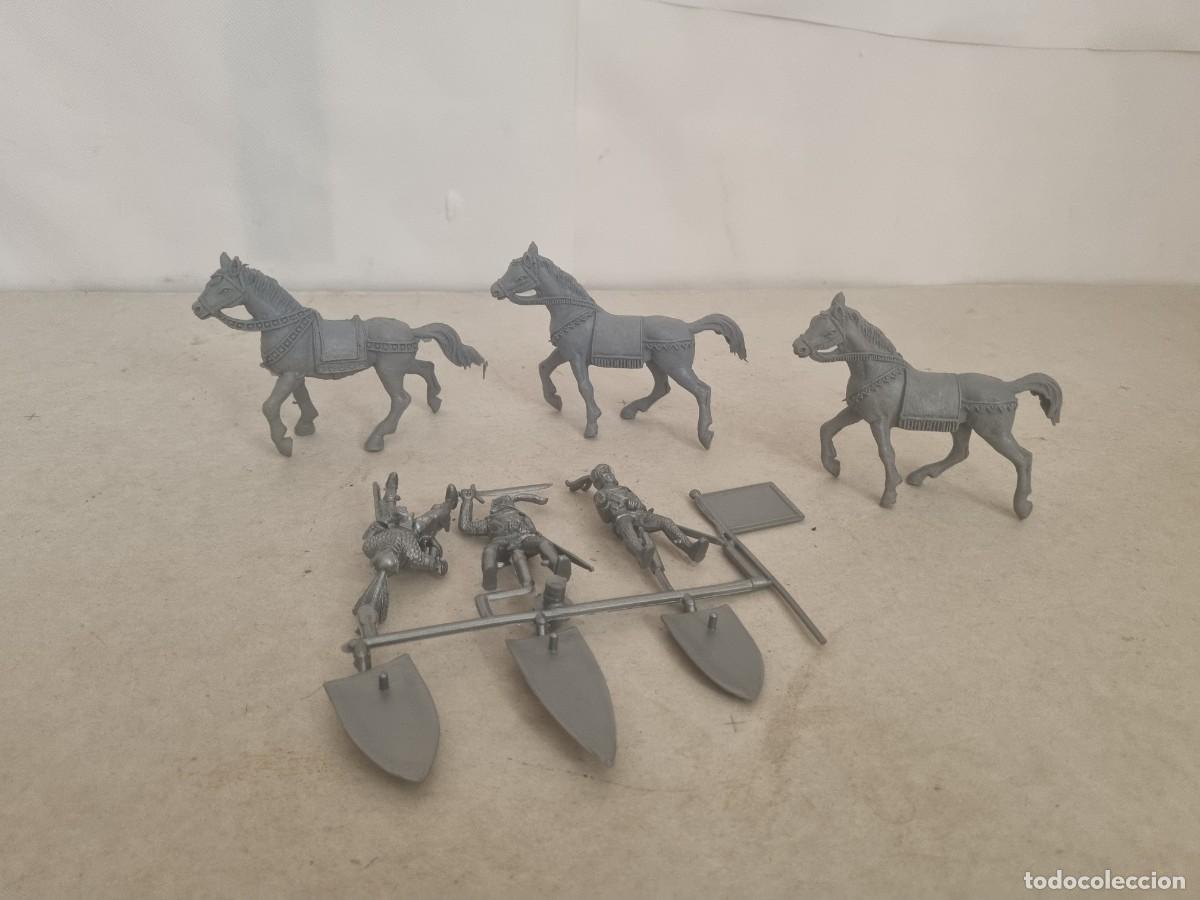 Figuras de goma y PVC: Lotede 3 figuras medievales a caballo