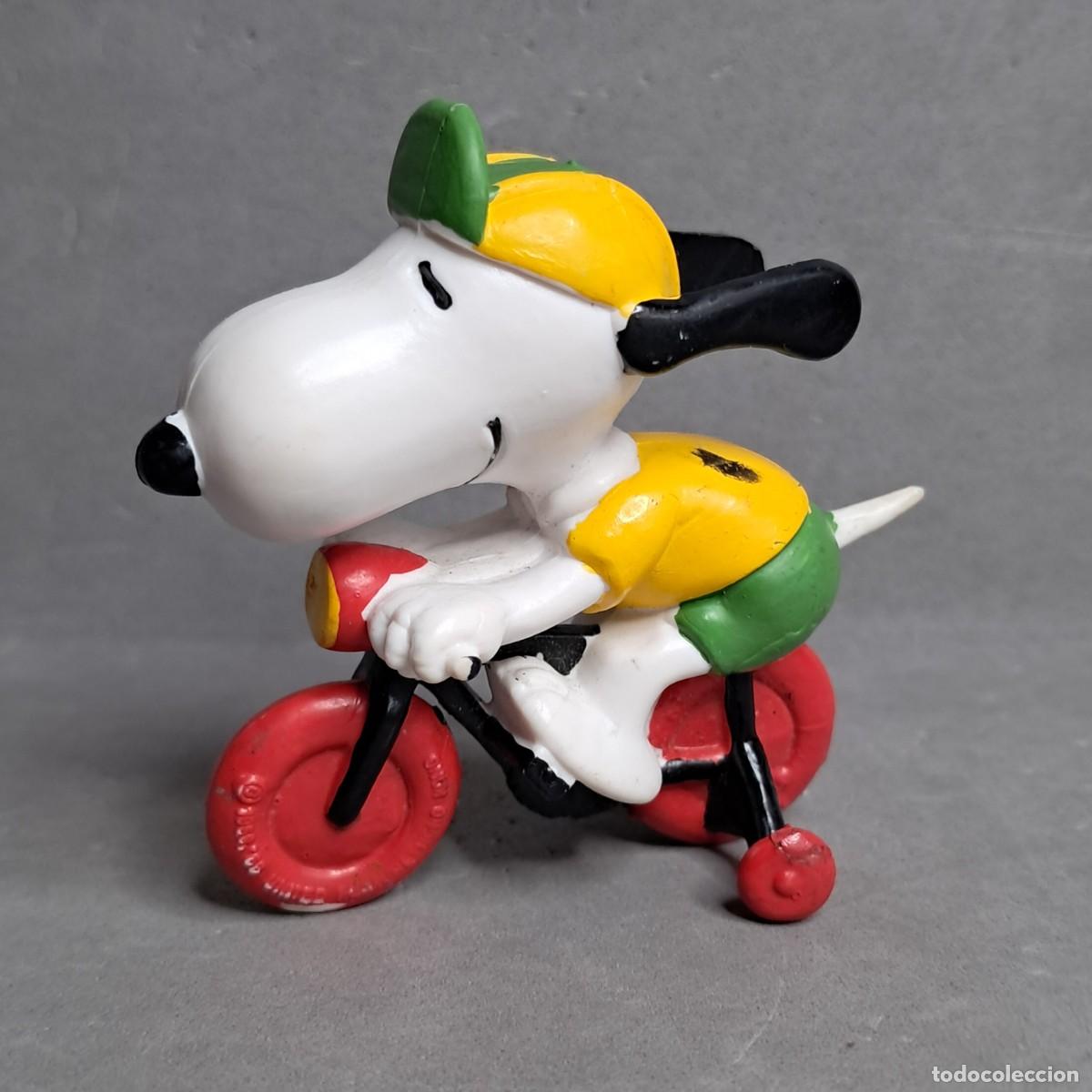 Figuras de goma y PVC: Antigua figura de Snoopy en bicicleta 1958 - 66 United feature made in Hong Kong, Peanuts
