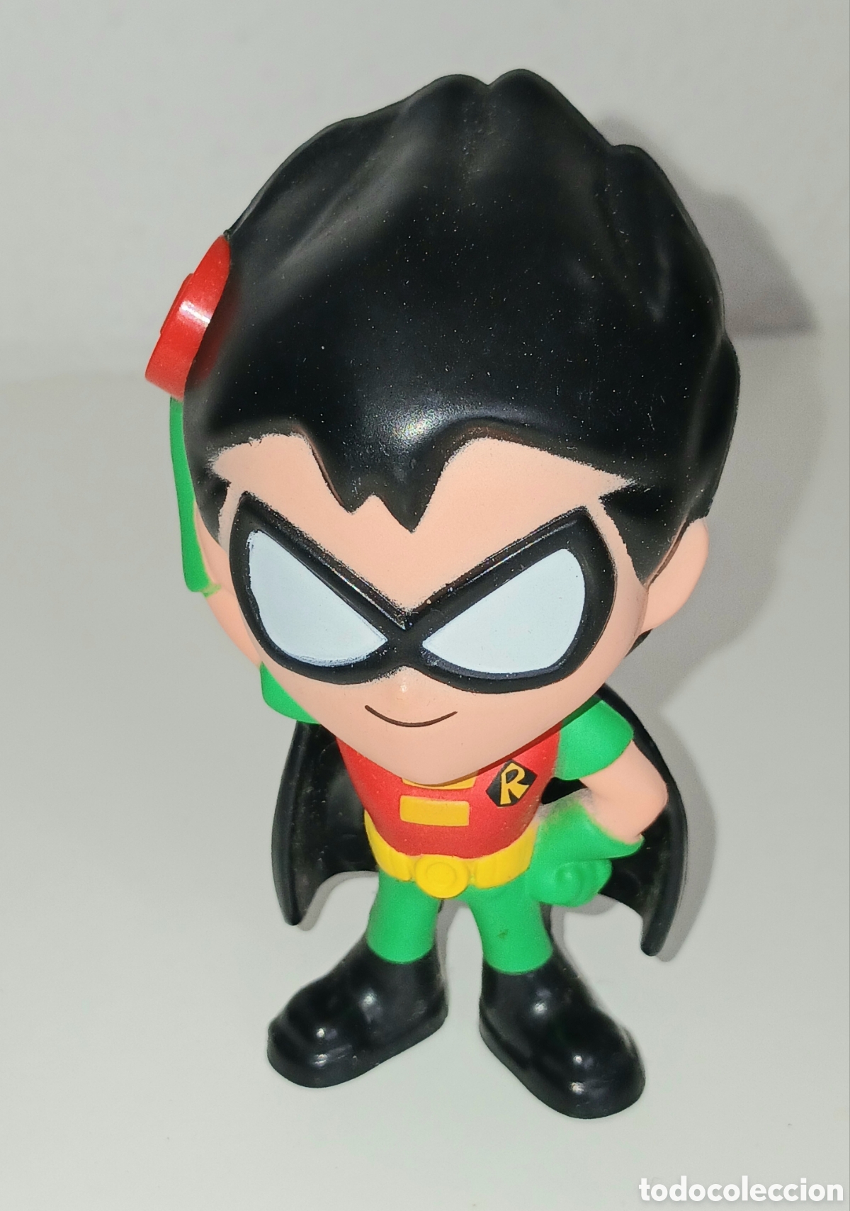 Figuras de goma y PVC: figura es un juguete de Robin de la serie Teen Titans Go! lanzado en la Cajita Feliz McDonald's 2019