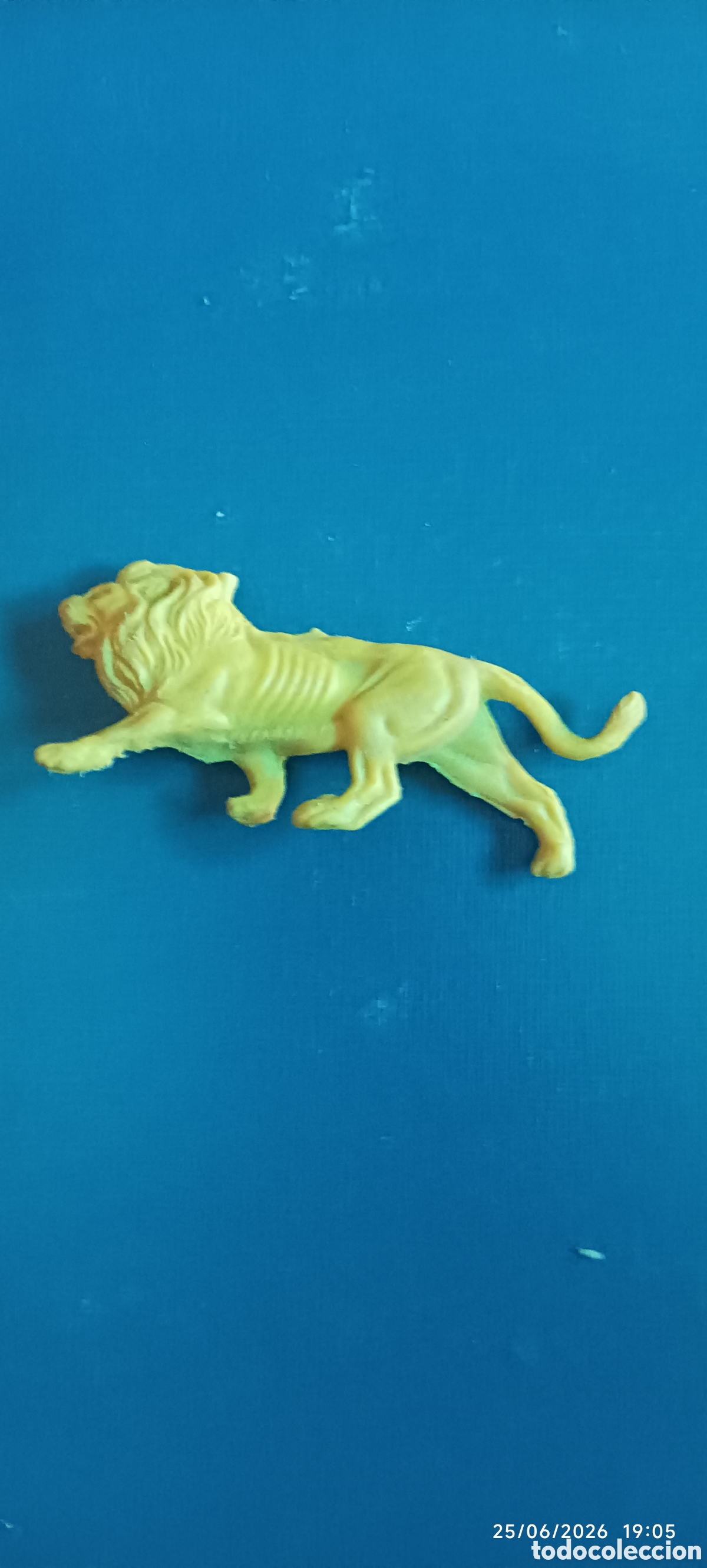 Figuras de goma y PVC: Comansi Le&oacute;n monocolor kiosko