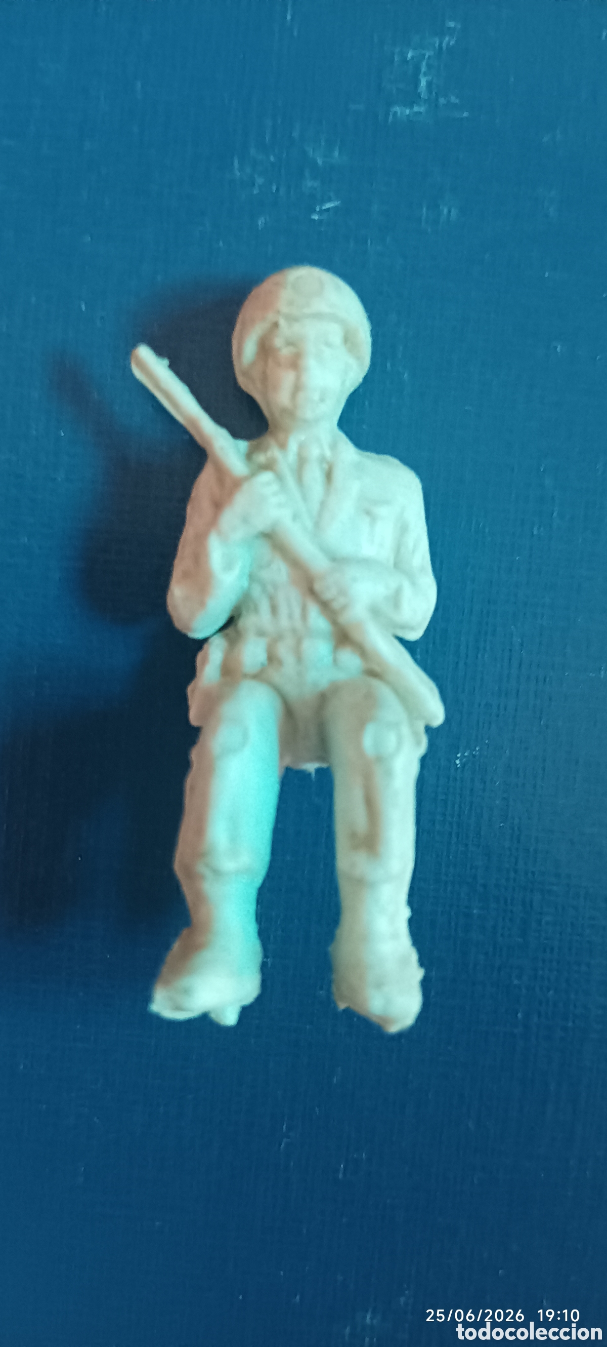 Figuras de goma y PVC: Comansi soldado americano sentado monocolor