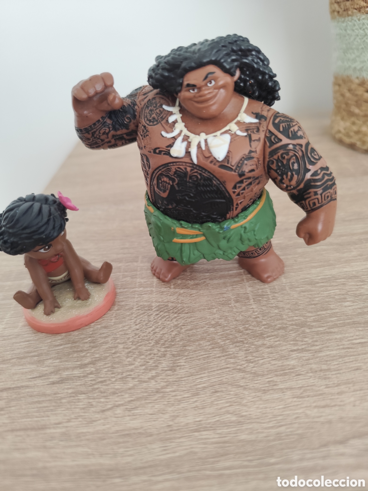 Figuras de goma y PVC: Maui y baby moana ,Disney