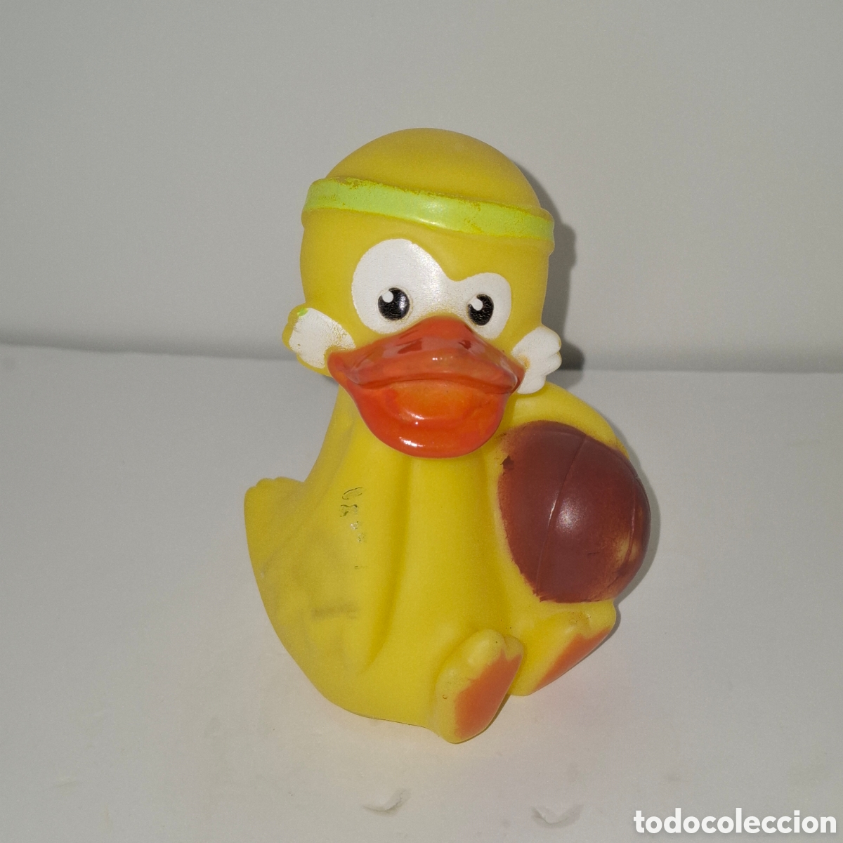 Figuras de goma y PVC: PATITO DE GOMA CON BALON FIGURA DE PVC CHIFLE