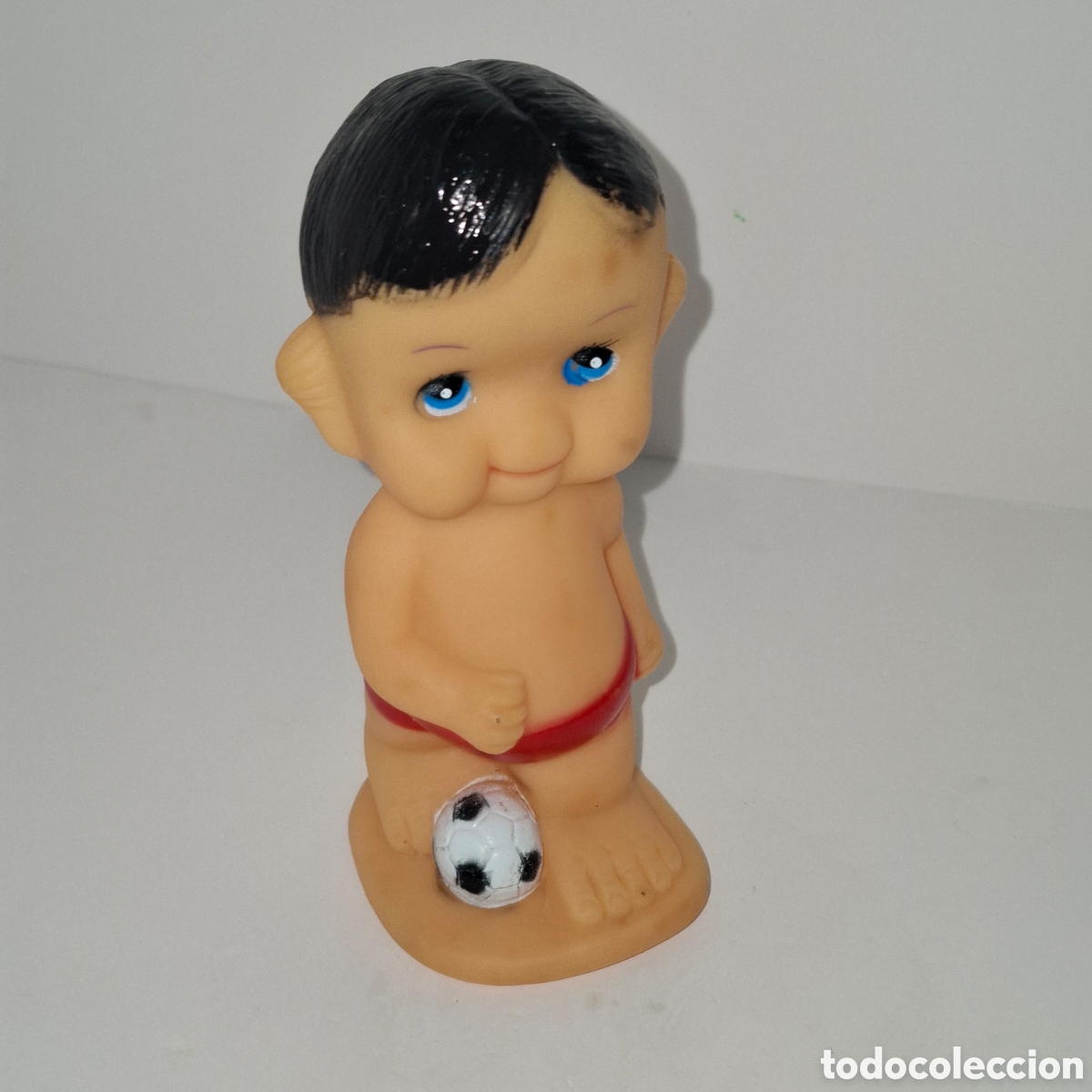 Figuras de goma y PVC: NI&Ntilde;O CON PELOTA DE FUTBOL FIGURA DE PVC GOMA CHIFLE