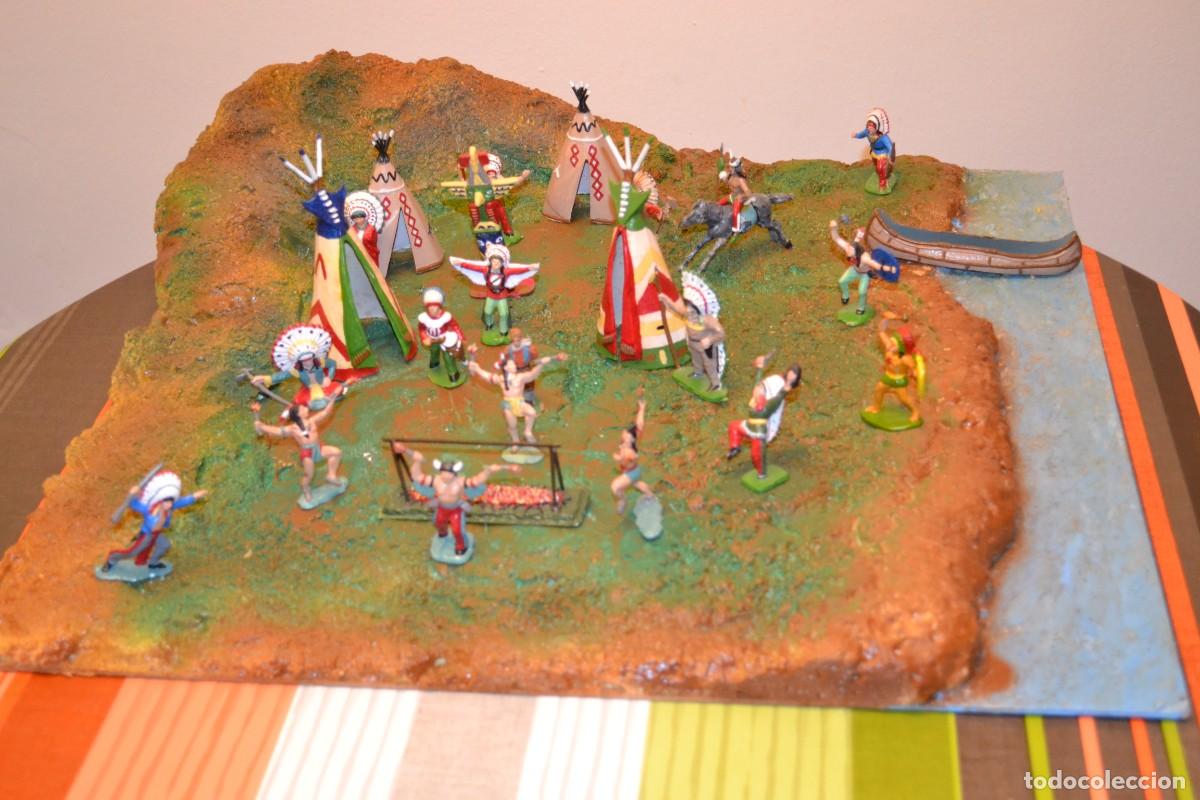 Figuras de goma y PVC: Lote 2755. Maqueta poblado indio, con figuras de Reamsa y otras marcas