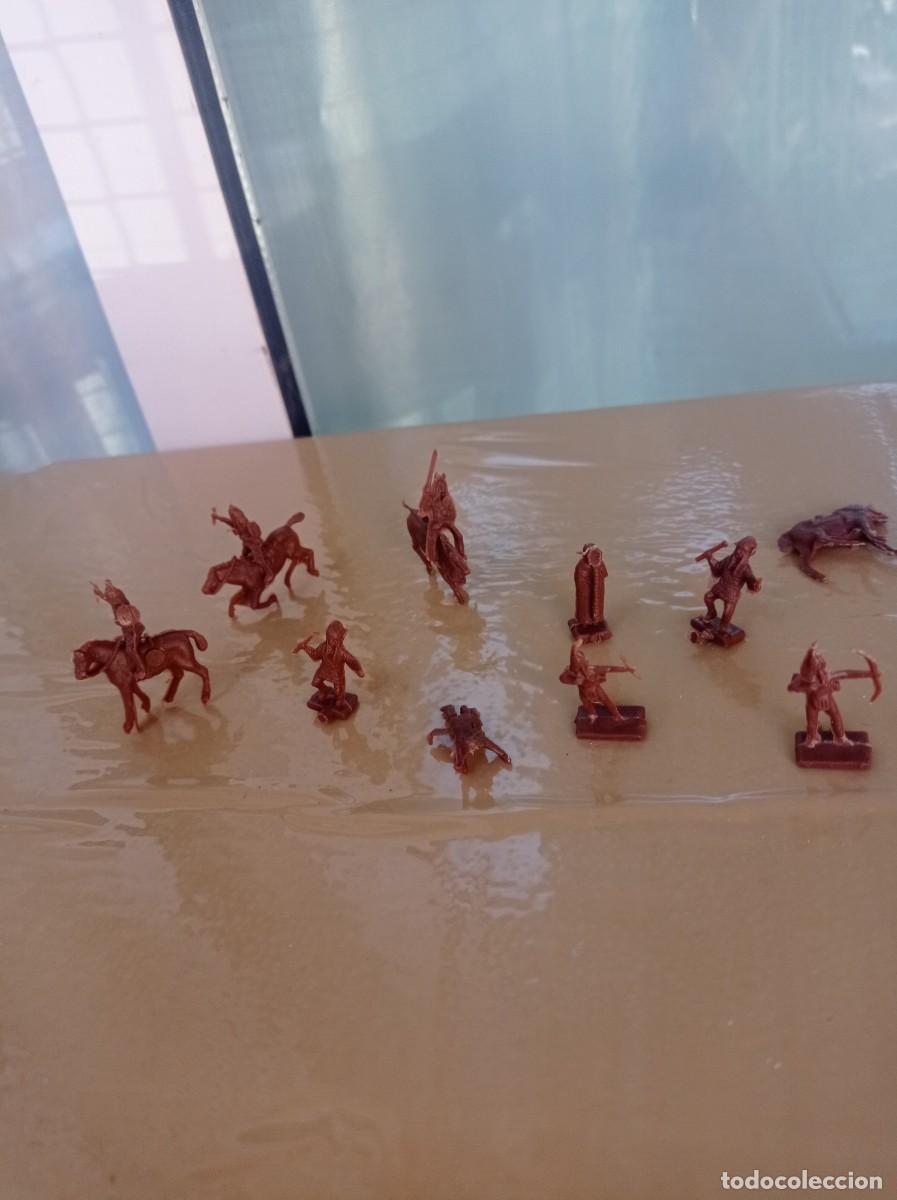 Figuras de goma y PVC: Lote de indios de montaplex - Foto 1