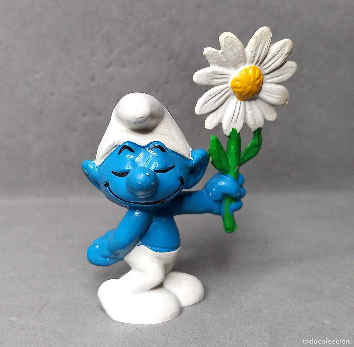 Figuras de goma y PVC: Antiguo Pitufo amoroso o enamorado con una flor. Ref 20076, Schleich en Alemania del este, a&ntilde;o 1973