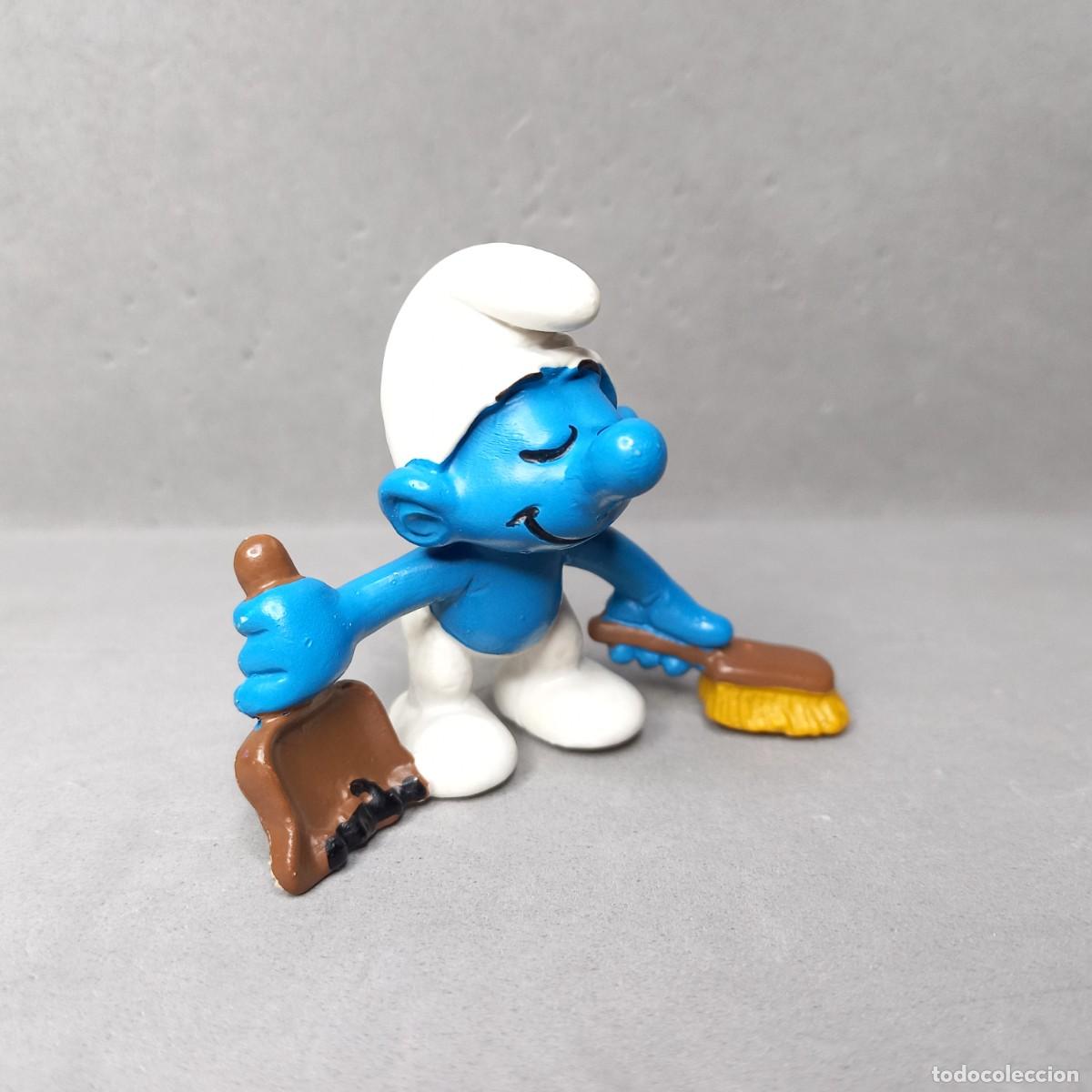 Gummi- und PVC-Figuren Schleich: Antiguo Pitufo recogiendo cenizas. Ref 20189, fabricada por Schleich en Alemania del Este, a&ntilde;o 1983