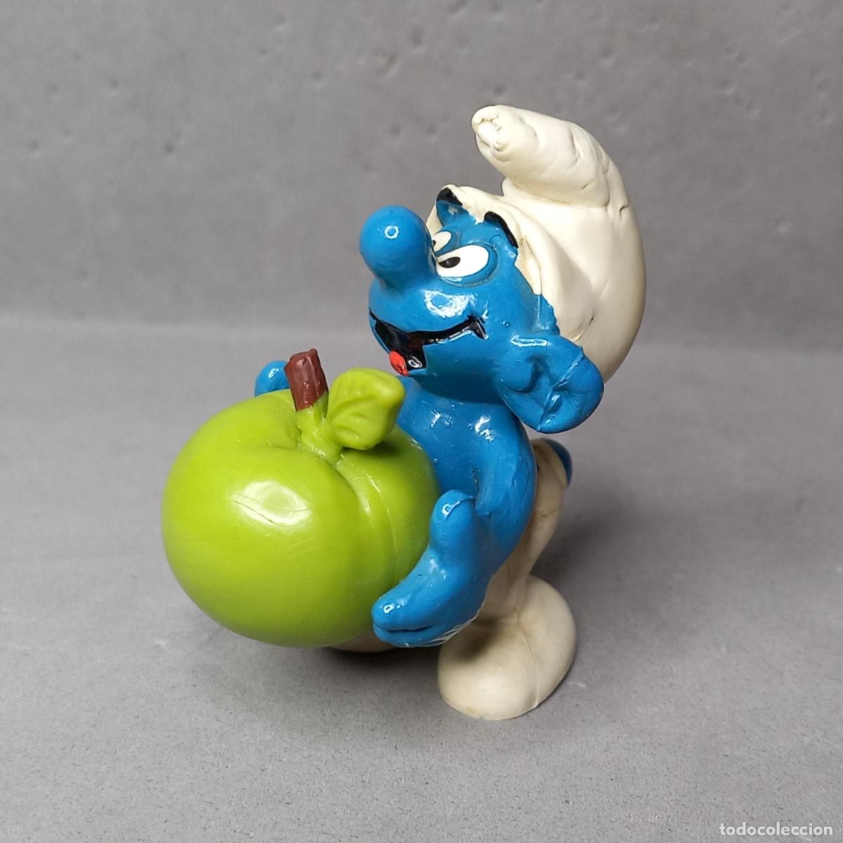 Schleich Rubber and PVC Figures: Antiguo Pitufo con una manzana. Referencia 20160 de Schleich, fabricada en Hong Kong a&ntilde;o 1983