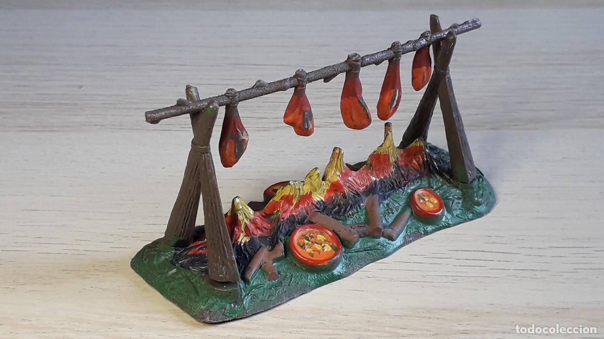 Figuras de goma y PVC: Hoguera fuego con chuletillas oeste, pl&aacute;stico, Reamsa made in Spain, original a&ntilde;os 60.