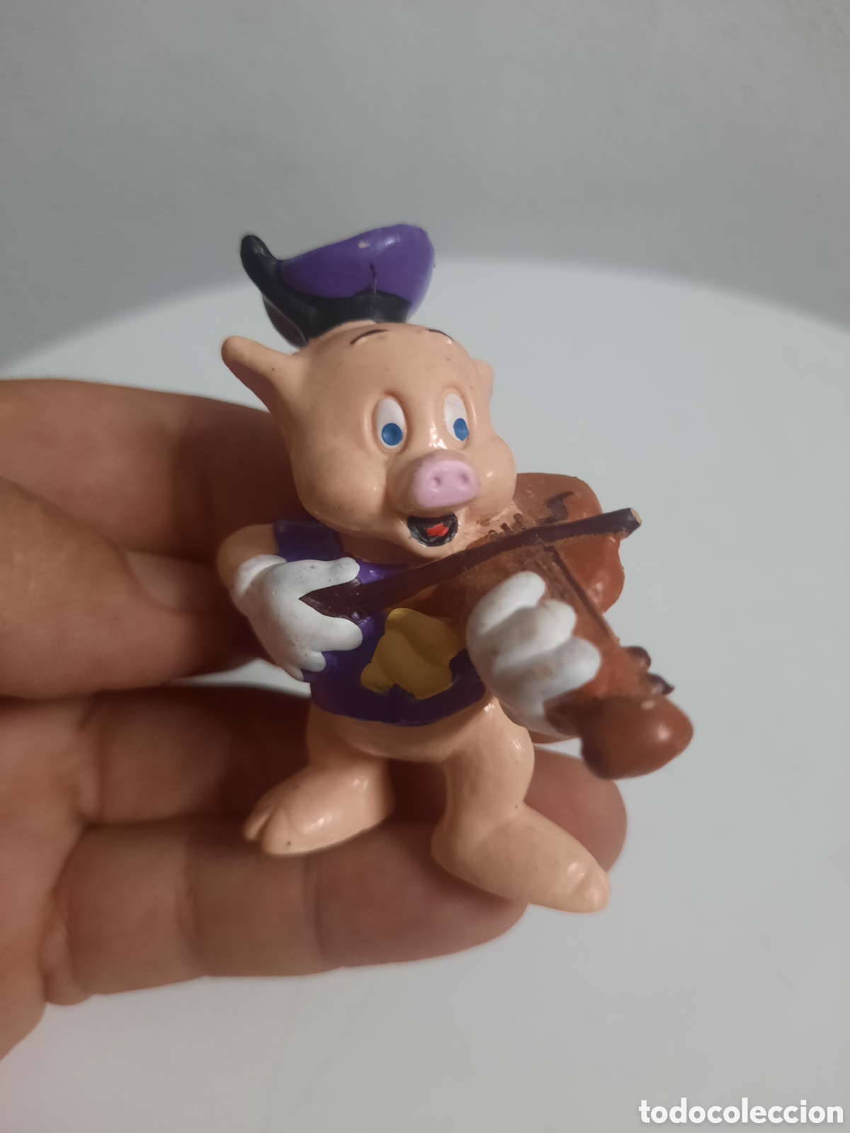 Figuras de goma y PVC: Figura de PVC de la marca Bullyland, modelo 12491, que representa al cerdito violinista de &rdquo;Los Tres