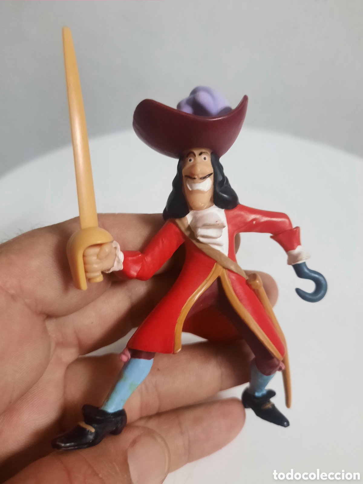 Figuras de goma y PVC: Figura de PVC del Capit&aacute;n Garfio de Disney, fabricada por la marca Bullyland.