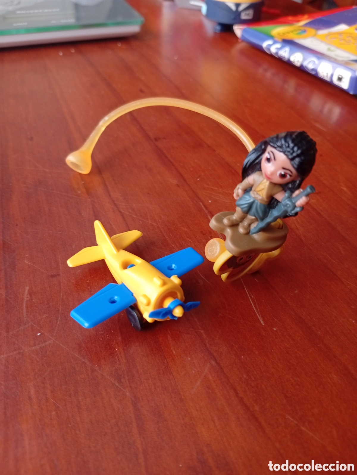 Figuras de goma Kinder: PRINCESA DISNEY RAYA KINDER SORPRESA I LOVE DISNEY PRINCESS PULSERA AVION