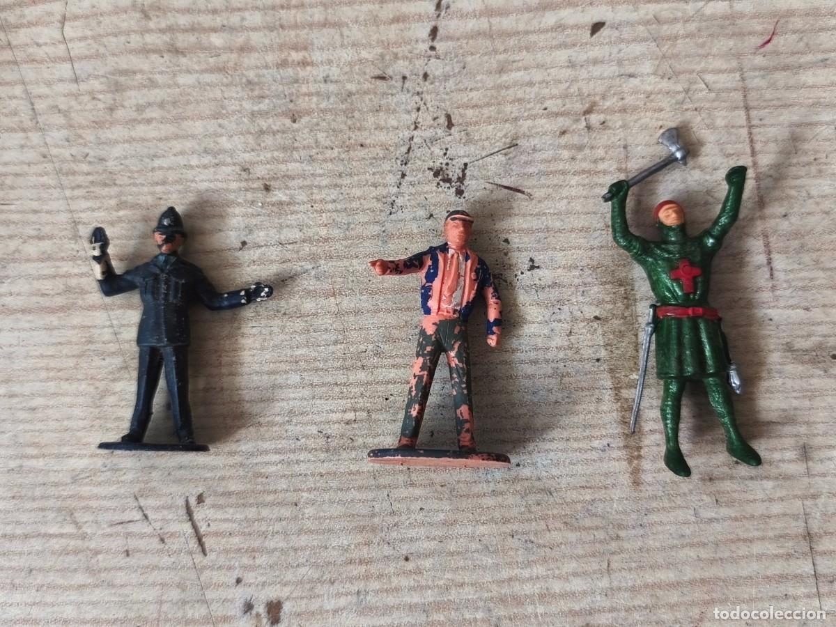 Figuras de goma y PVC: 3 Figuras - Polic&iacute;a Brit&aacute;nico - Operario - Cruzado con Hacha