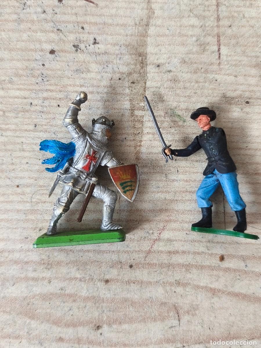 Figuras de goma y PVC: 2 Figuras Britains - Caballero Medieval Cruzado - Oficial de la Guerra de Secesi&oacute;n Americana - 1971