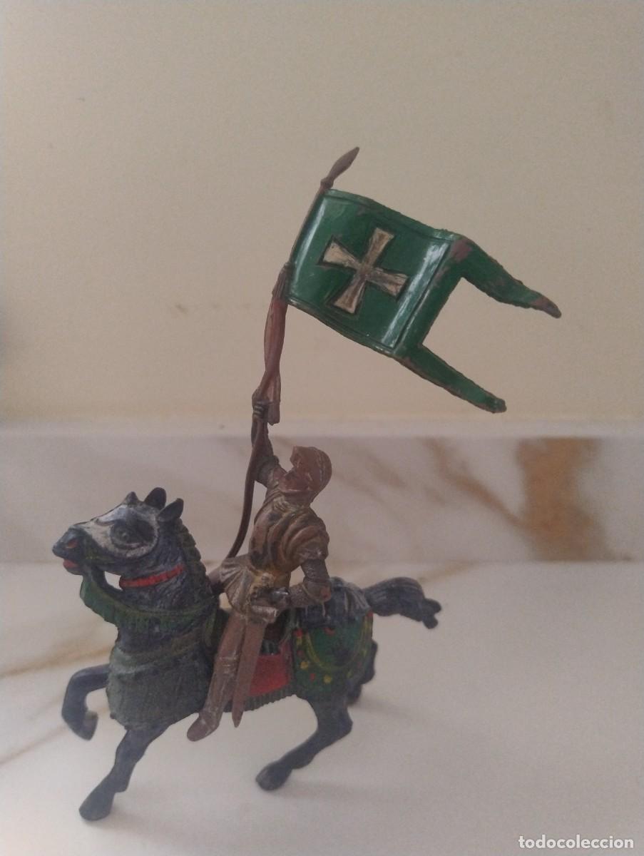 Figuras de goma y PVC: SOLDADO MEDIEVAL A CABALLO CON BANDERA EN GOMA A&Ntilde;OS 50 REAMSA