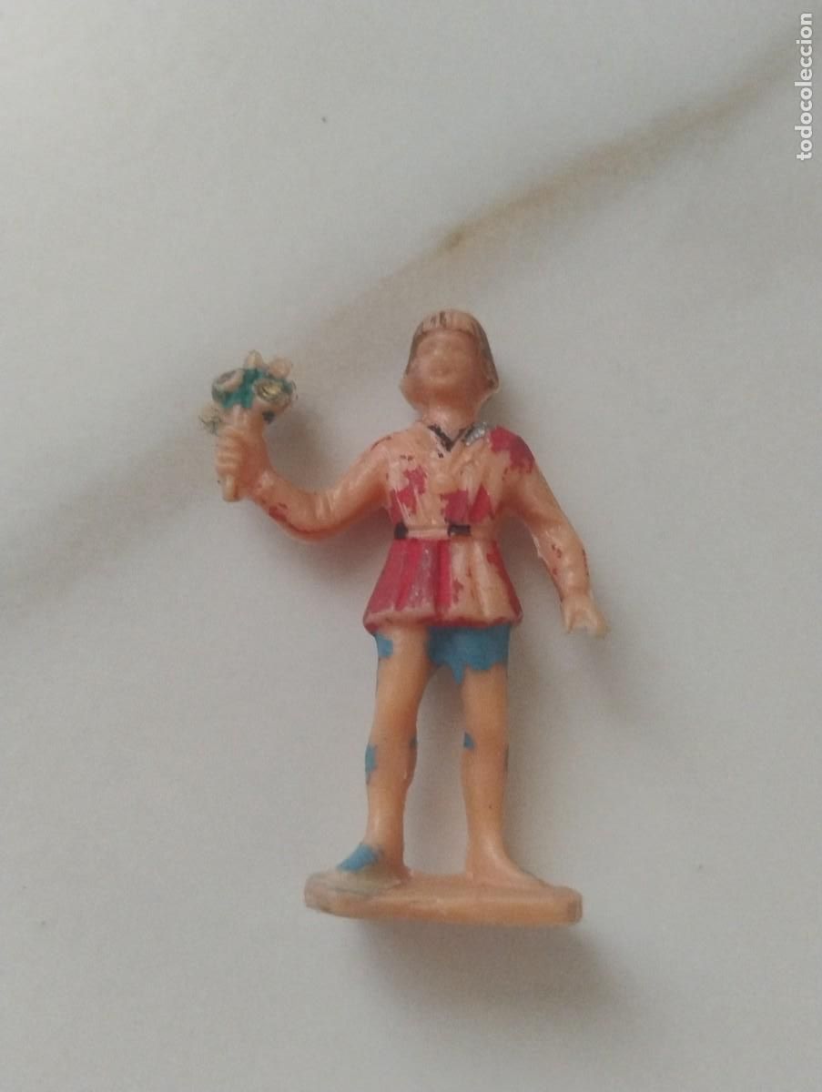Gummi- und PVC-Figuren: FIGURA DE PL&Aacute;STICO LA CORTE DEL CASTILLO FEUDAL REAMSA NI&Ntilde;O CON FLORES