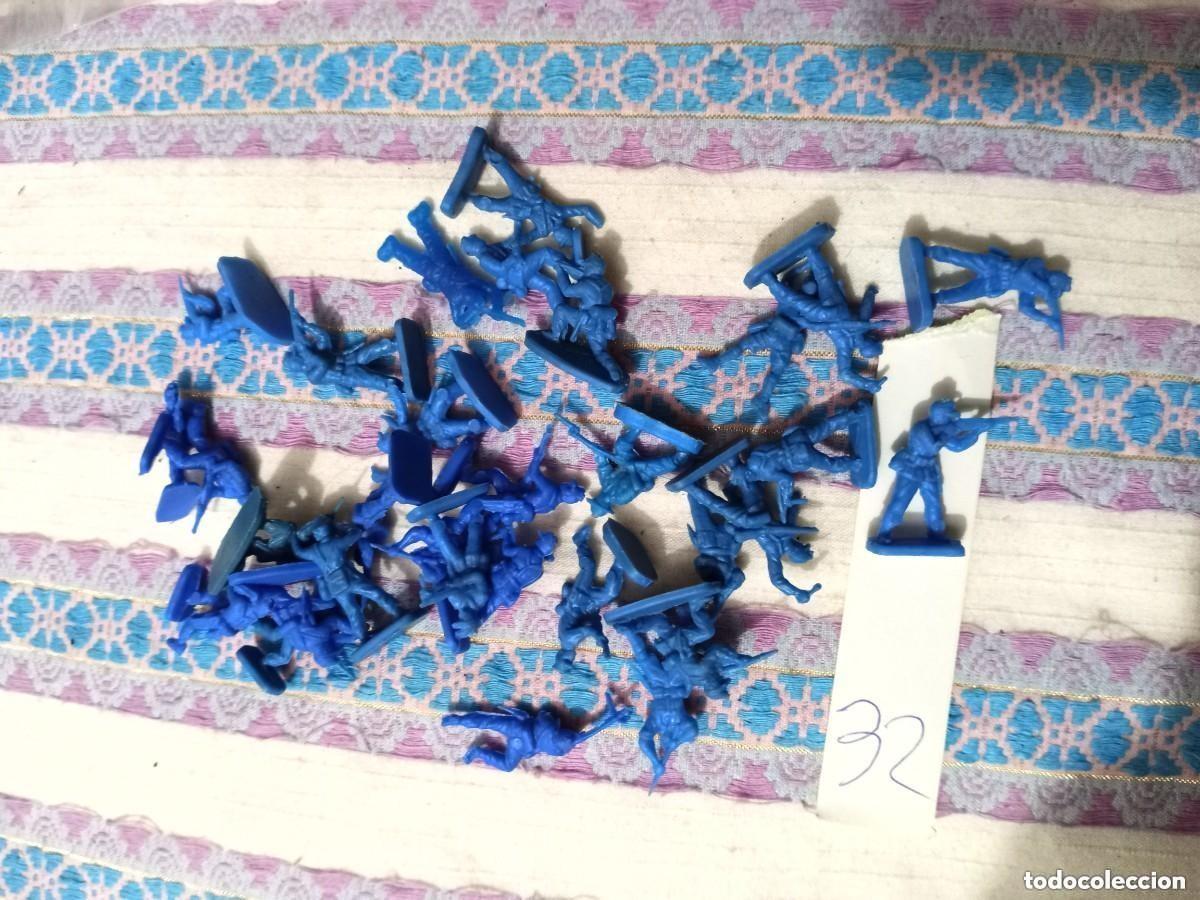 Figuras de goma y PVC: MONTAPLEX SOLDADOS CHINOS azules oscuros n 32
