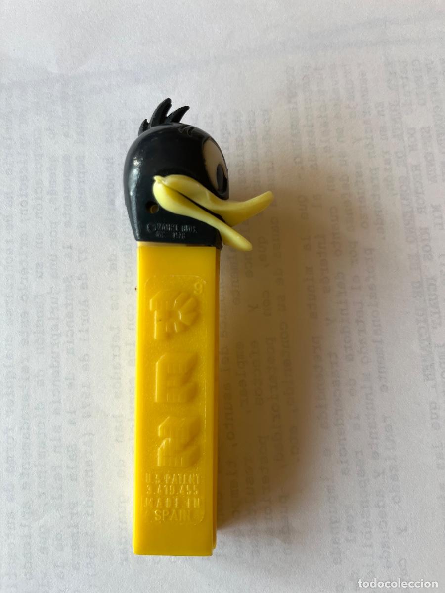Figuras de goma y PVC dispensador PEZ: Dispensador de caramelos PEZ - Pato Lucas- a&ntilde;os 80 -negro y amarillo