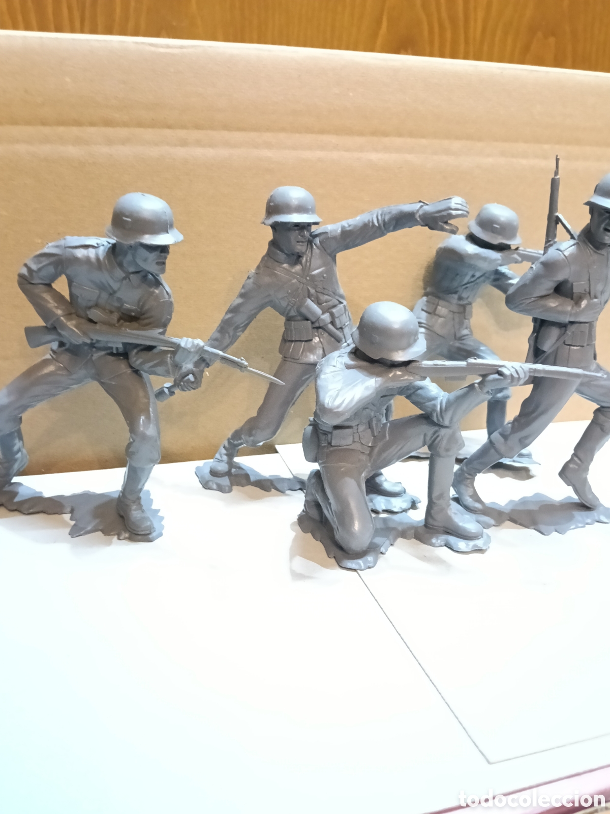 Figuras de goma y PVC: 5 soldados Louis Marx 14 cm.