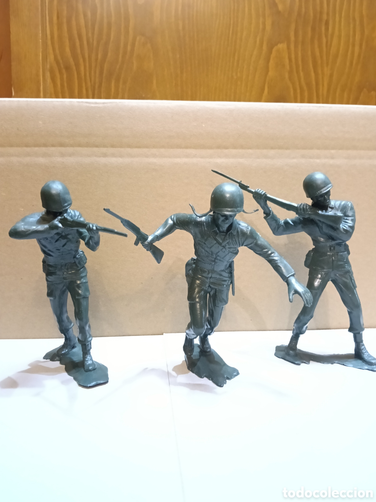 Figuras de goma y PVC: 3 soldados de Louis Marx 14 cm.