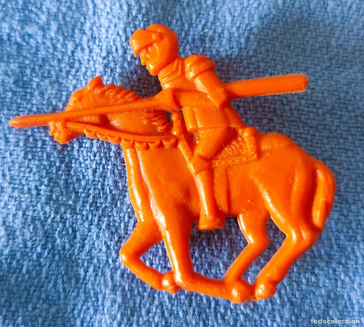 Figuras de goma y PVC: DIFICIL FIGURA DUNKIN PLANA CON AGUJA CABALLERO DE JUSTAS PIPAS CHURRUCA A&Ntilde;OS 60