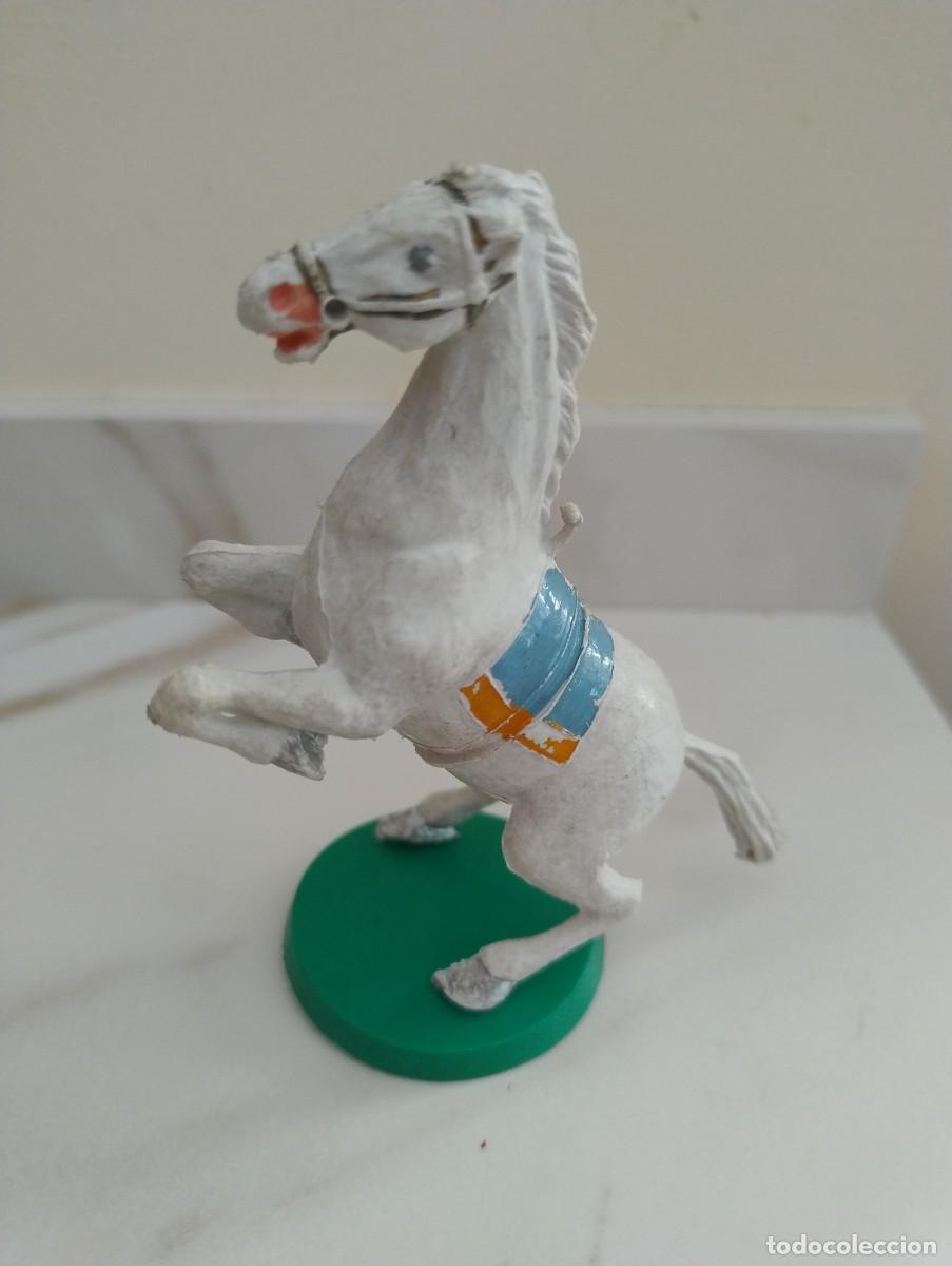 Figuras de goma y PVC: Caballo blanco en peana, Estereoplast, a&ntilde;os 50/60