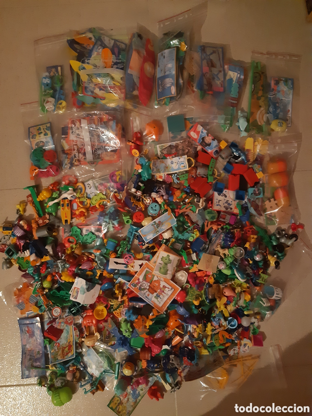 Kinder &Uuml;berraschung: Lote figuras kinder sorpresa m&aacute;s de 1.800 gramos