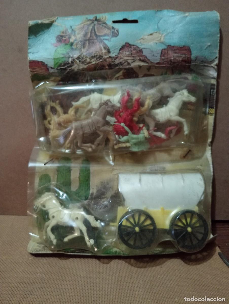 Figuras de goma y PVC: Antiguo blister de kiosko con indios y vaqueros