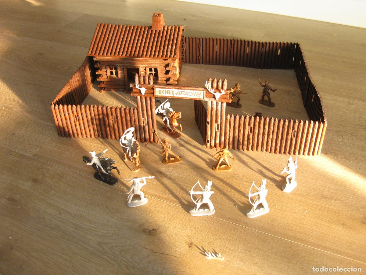 Figuras de goma y PVC: FUERTE FORT APACHE BIG PLASTIC CON FIGURAS DE INDIOS Y VAQUEROS Y. A&Ntilde;OS 70. WEST GERMANY