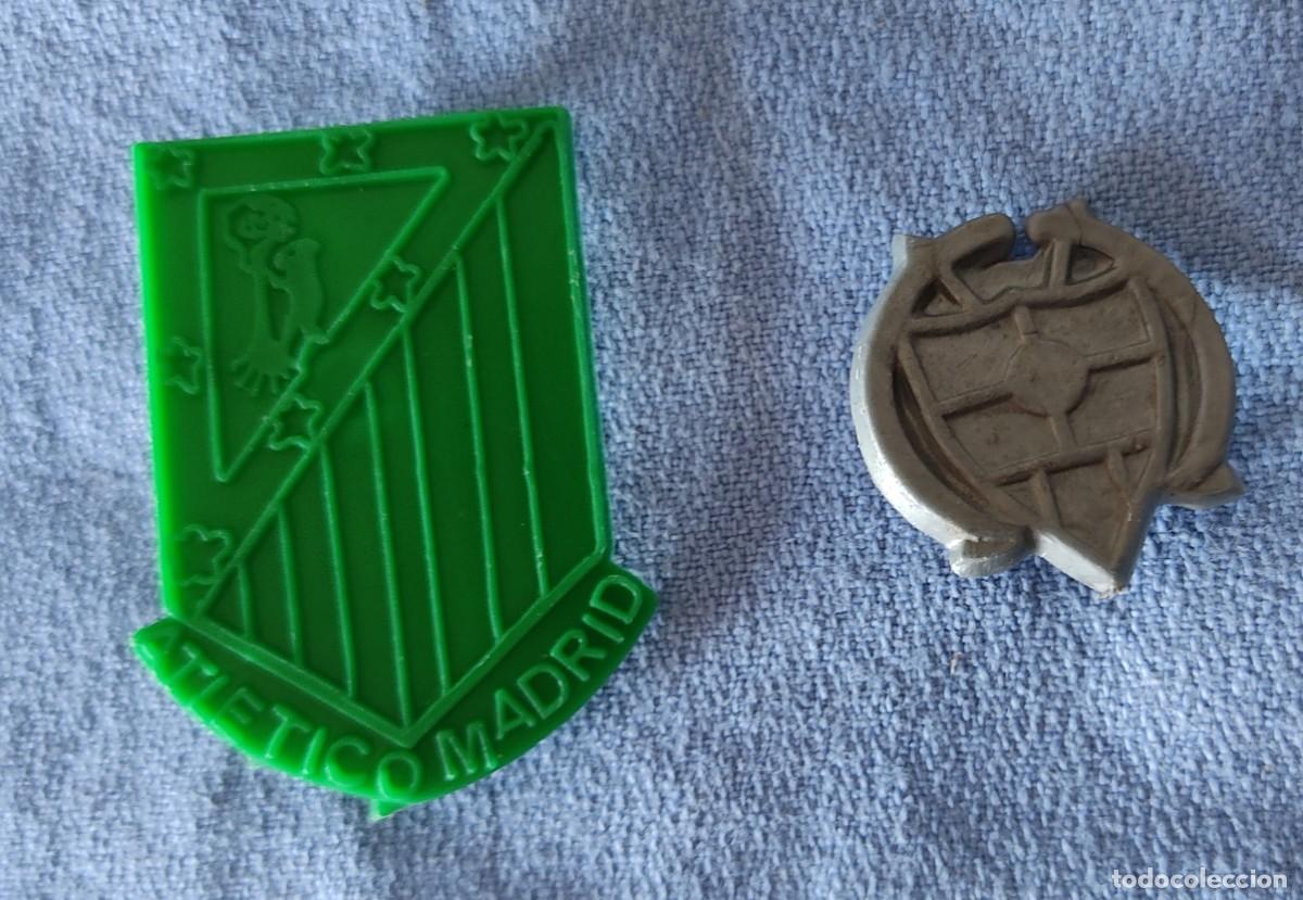 Figuras de goma y PVC: ESCUDOS DE FUTBOL DUNKIN ATLETICO DE MADRID Y OTRO PIPAS CHURRUCA