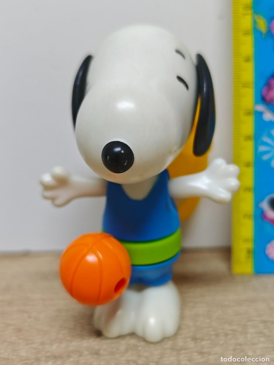 Figuras de goma y PVC: FIGURA MCDONALDS SNOOPY BALONCESTO LLAVERO