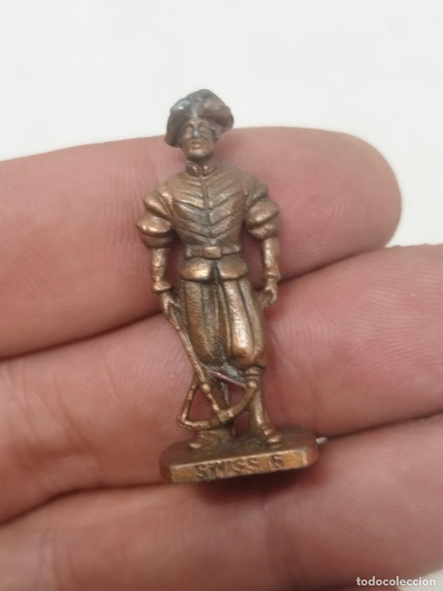 Figure di Gomma e PVC: Peque&ntilde;a figura de metal de la guardia de papa de roma. Swiss, soldado.