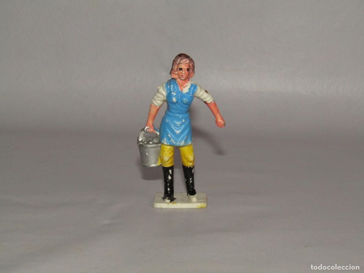 Figuras de goma y PVC: Antigua Mujer con Cubo en Pl&aacute;stico - A&ntilde;o 1970-80s.
