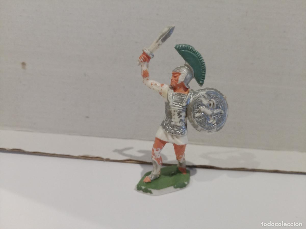 Figuras de goma y PVC: FIGURA EN PLASTICO ROJAS Y MALARET