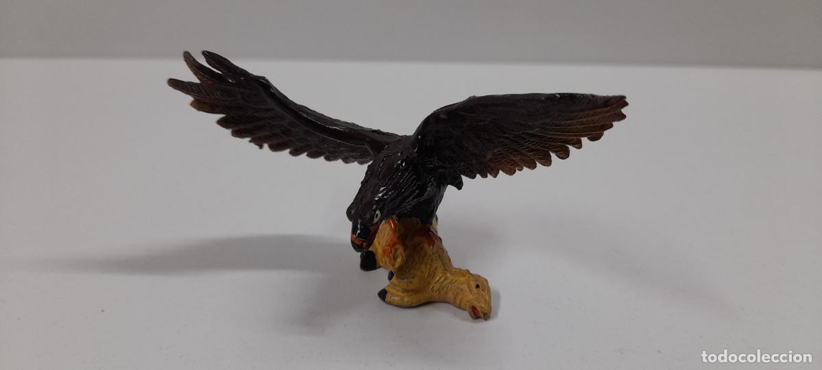 Figuras de goma y PVC: AGUILA ATRAPANDO UN CORDERO . SERIE FIERAS - HISTORIA NATURAL REALIZADO POR JECSAN . A&Ntilde;OS 50 EN GOMA